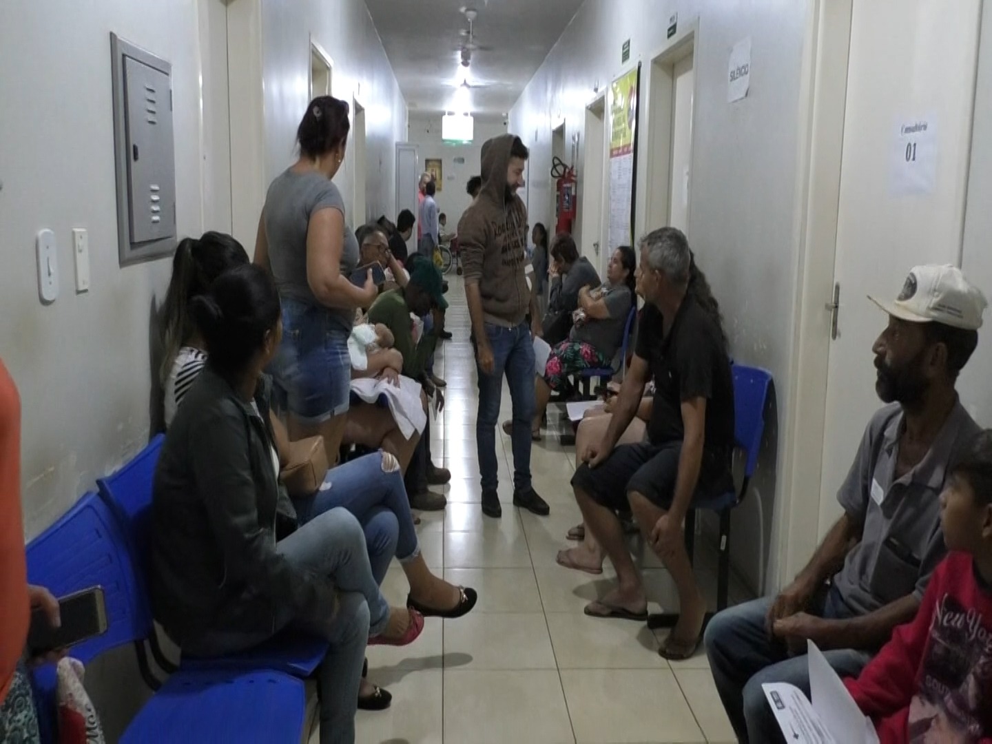  Recepção e corredores da UPA Três Lagoas  lotados, na tarde de ontem (22). Foto: Anderson Soares / Rádio Caçula.