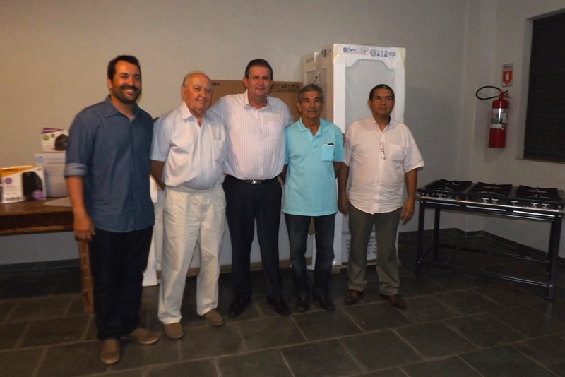 Fogão, freezers também fizeram parte da entrega 