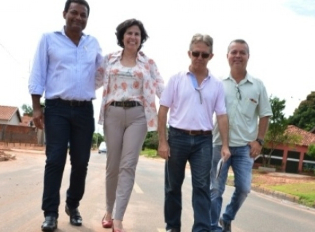 Foto na entrega do asfalto na rua Baldomero Leituga. Realino, Márcia Moura, Getulio Neves e Azevedo Junior