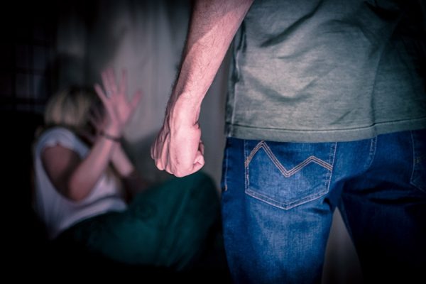 Mulher de 26 anos foi resgatada em estado de choque, após ser mantida em cárcere privado