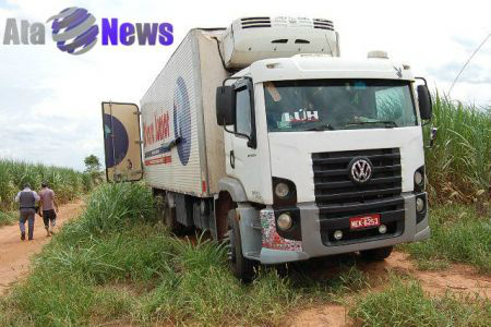 Caminhão foi abandonado pelos assaltantes em uma estrada na zona rural de Araçatuba 