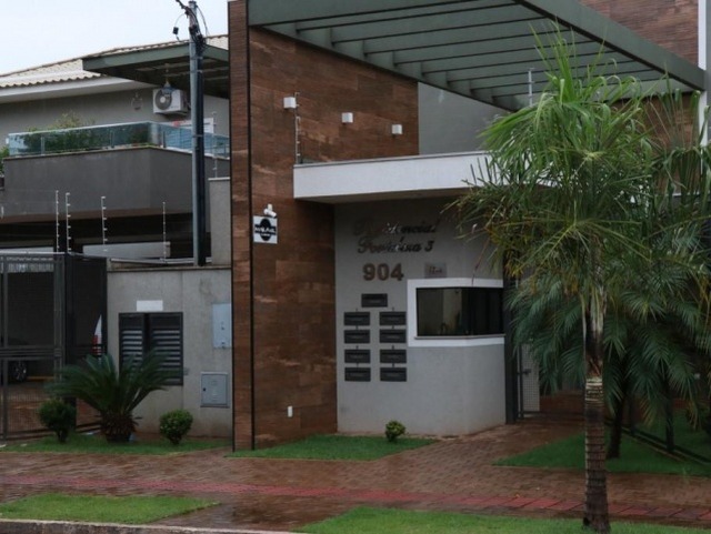 PF esteve em residencial na Rua Santana, em Campo Grande (Foto: Henrique Kawaminami)