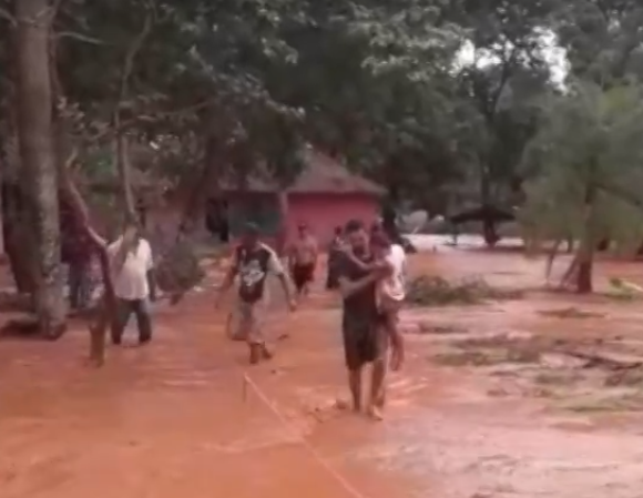 Moradores de Corguinho (MS) resgataram uma criança de uma casa alagada com ajuda de corda