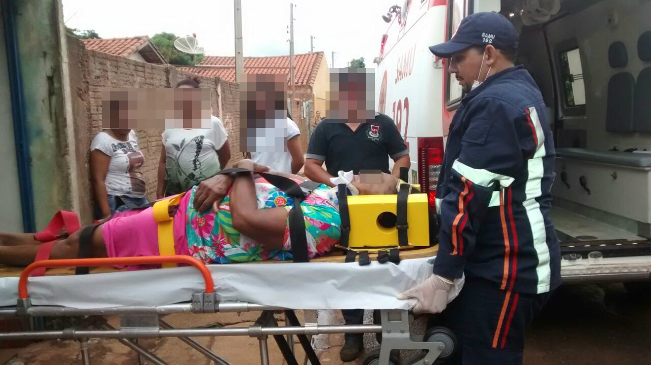 Senhora sendo socorrido (Foto: Rádio Caçula)