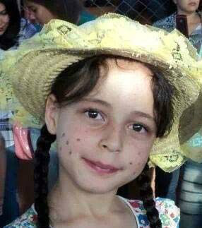 A menina foi atingida quando brincava com o pai na rua 