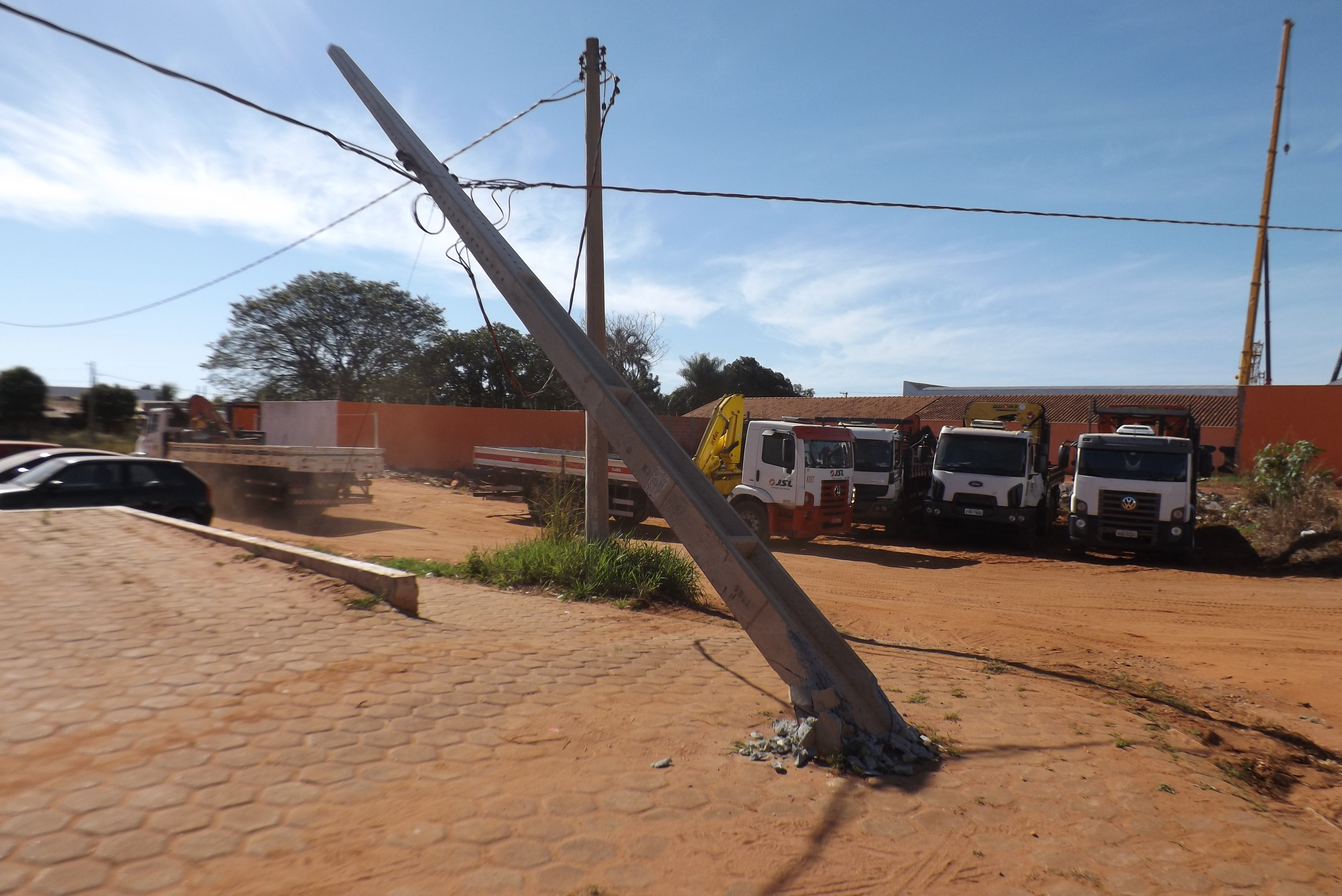 O motorista que bateu e causou o dano, fugiu do local. Foto: Radio Caçula. 