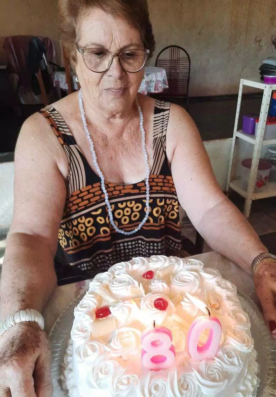 De nascença, Adélia já tem 80, mas nos documentos, ainda 79. Entre uma idade e outra, ela ainda não conseguiu ser vacinada. (Foto: Arquivo Pessoal) - CREDITO: CAMPO GRANDE NEWS