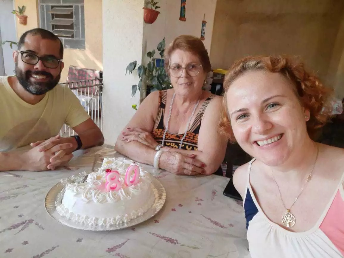 Adélia comemorando os 80 ao lado da neta Mariana e de Márcio, o casal mora com a avó. (Foto: Arquivo Pessoal)