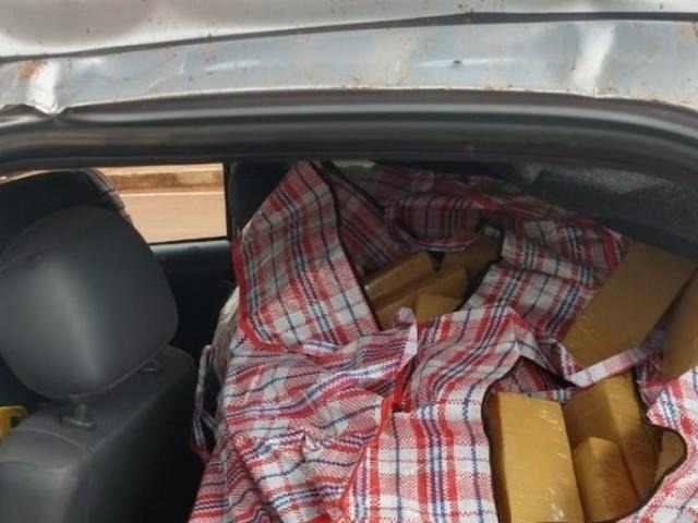 Droga dentro de uma sacola guardada no banco traseiro do carro (Foto: Divulgação/PRF)