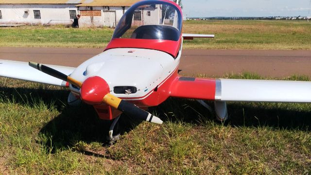 Uma aeronave de pequeno porte teve que fazer um pouso de emergência no aeroporto Municipal Plínio Alarcon, na cidade de Três Lagoas.