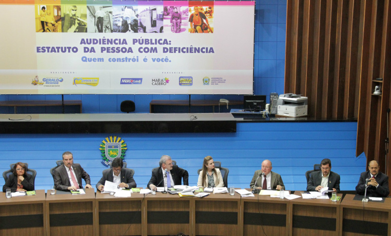 Composição da mesa de autoridades,da esquerda para a direita: coordenadora de proteção social especial da secretaria de Estado de Trabalho e Assistência Social, Marlene Spósito; deputado estadual Paulo Corrêa (PR); deputado federal Luiz Henrique Mandetta (DEM-MS); deputado federal Geraldo Resende (PMDB-MS); deputada estadual Mara Caseiro (PTdoB); presidente do Conselho Estadual da Pessoa com Deficiência, Paulo Sérgio Moreno de Jesus; deputado estadual Pedro Kemp (PT) e o desembargador federal, Nery Sá e Silva de Azambuja.