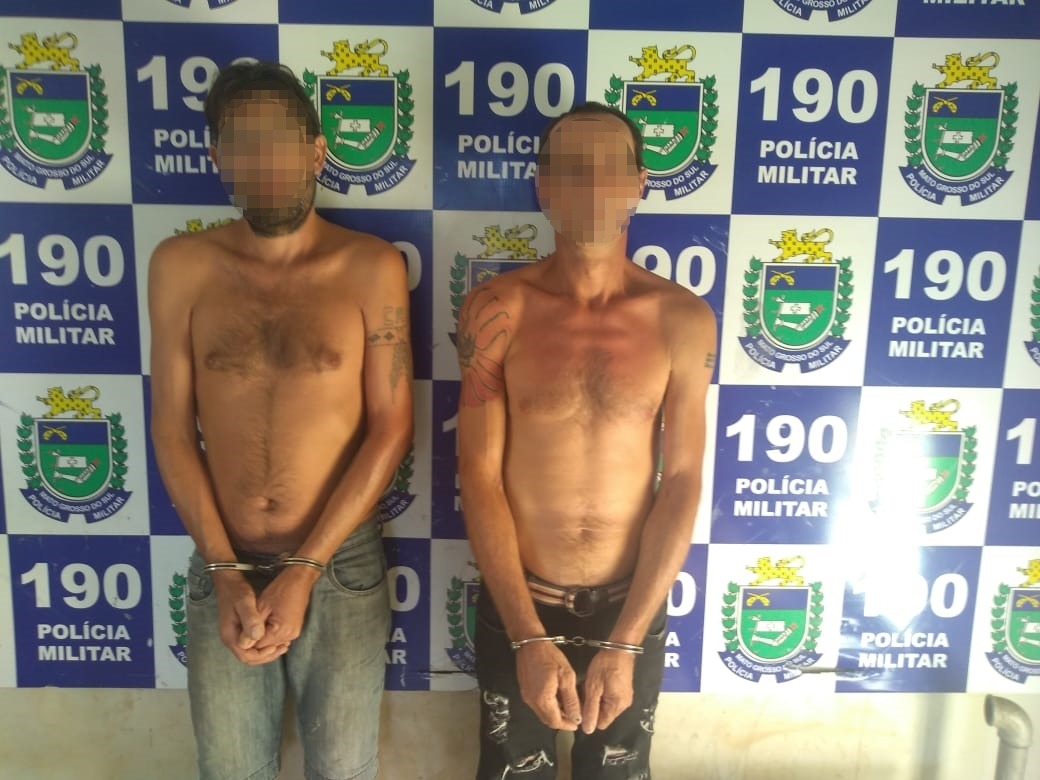 Os criminosos presos pela polícia militar, envolvidos com tráfico de drogas. Foto: Divulgação Polícia Militar
