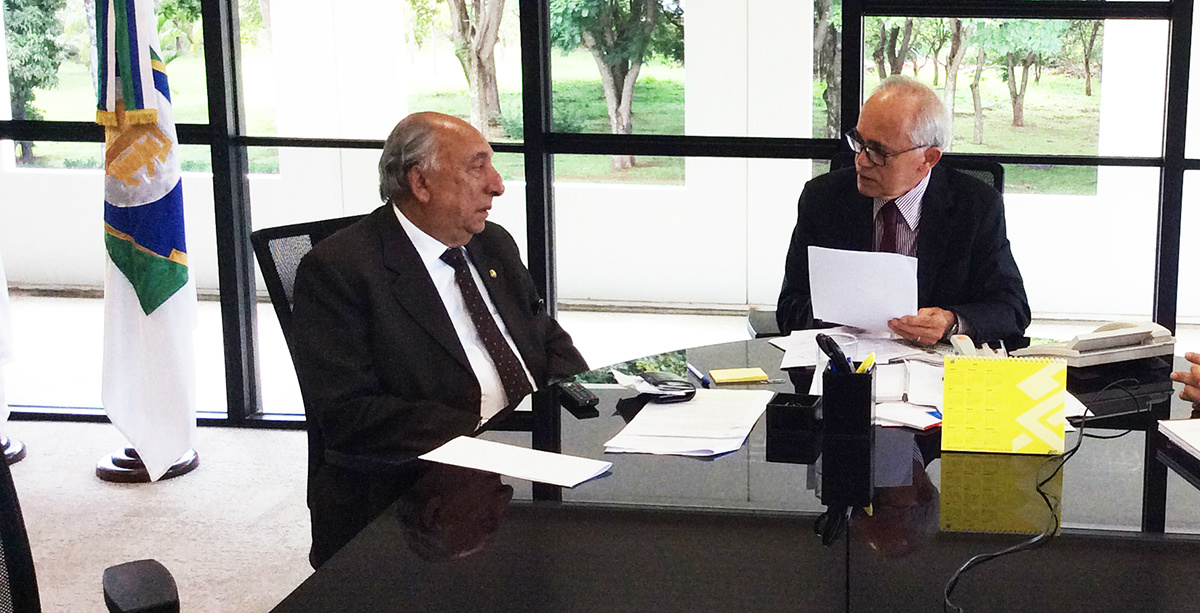 O senador Pedro Chaves (PSC/MS) se reuniu nesta terça-feira (24), em Brasília, com o presidente do Tribunal de Contas da União, ministro Raimundo Carreiro. Foto: Ascom
