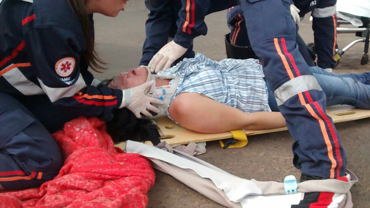 Jovem sendo socorrida (Foto Rádio Caçula)