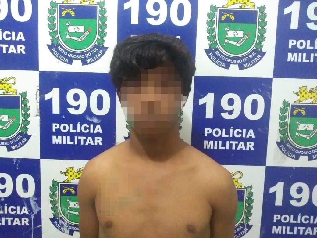 Rapaz preso por violência doméstica e danos, que de acordo com a vítima, tem esquizofrenia. Foto: Divulgação Polícia Militar
