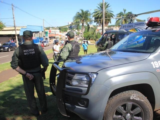 Equipes na Avenida Afonso Pena na manhã de quarta-feira (24), em Campo Grande (Foto: Marina Pacheco)