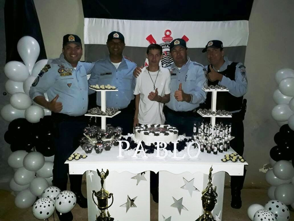 Pablo que é muito fã das forças de segurança ficou imensamente feliz com atitude e registrou o momento em várias fotos