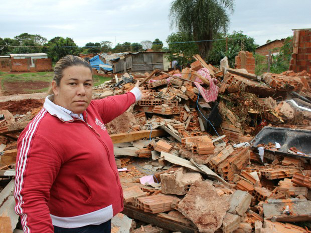 Moradora mostra casa demolida e diz não ter sido avisada (Foto: Ricardo Campos Jr./ G1 MS)