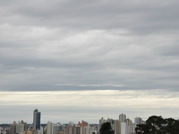 Céu de Campo Grande na tarde desta sexta-feira (25) (Foto: Adriel Mattos/G1 MS)