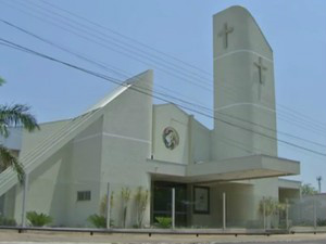Igreja onde padre ordenava em bairro de CampoGrande (Foto: Domingos Lacerda/ TV Morena)