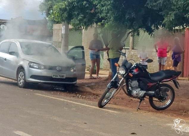 Um internauta flagrou o exato momento que o veículo começa a pegar fogo próximo a uma escola. Foto: TL Notícias