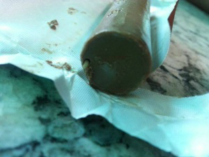 Chocolate estava com larvas dentro.Foto: Divulgação