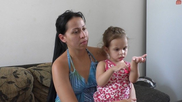 A pequena Manu, diagnosticada com Síndrome de West, precisa de ajuda para o tratamento. Foto: Hugo Leal/Rádio Caçula.