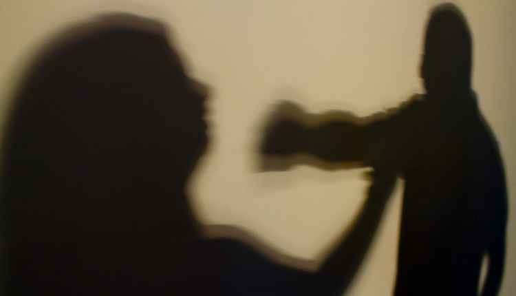 Era 1h da madrugada quando o autor (33) pulou o muro da residência e quebrou a porta dos fundos da casa da vítima (31) Foto: Divulgação