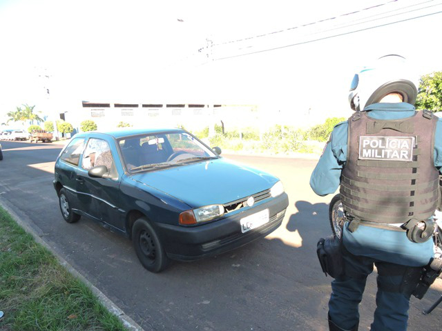 Policial Militar averiguando o nome do proprietário do veículo.Foto:Rádio Caçula