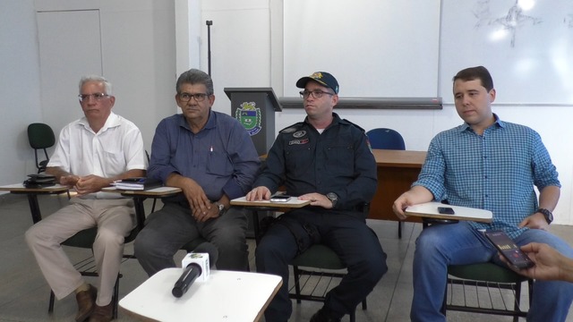 Presidentes de sindicatos e Polícia Militar e Civil reunidos para alinhar estratégias de policiamento para as festas de fim de ano. Foto: Hugo Leal/Rádio Caçula.