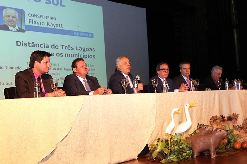 Autoridades discursam sobre a importância do conhecimento na gestão de recursos públicos. Foto: Assessoria.