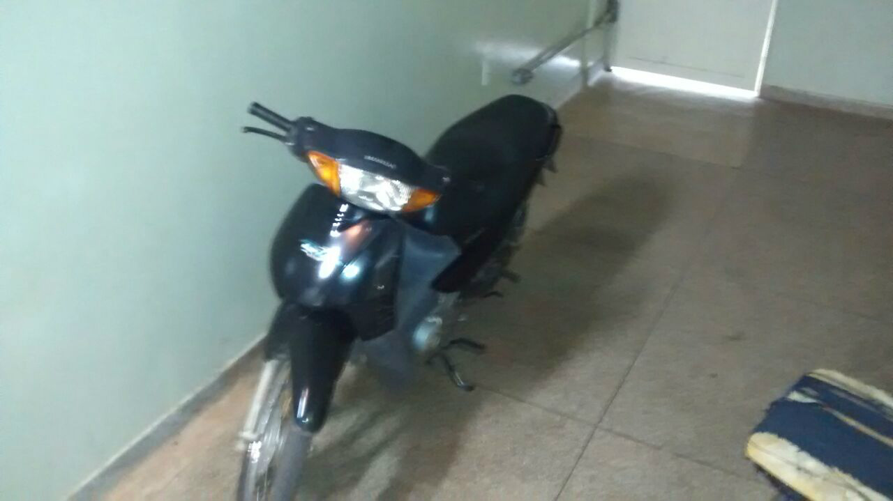 Moto furtada é encontrada em meio a vegetação na manhã deste sábado  (7). Foto: Rádio Caçula