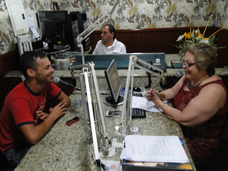 Tiago Augusto agradece a população da cidade pelo apoio no programa da Toninha Campos.Foto: Rádio Caçula