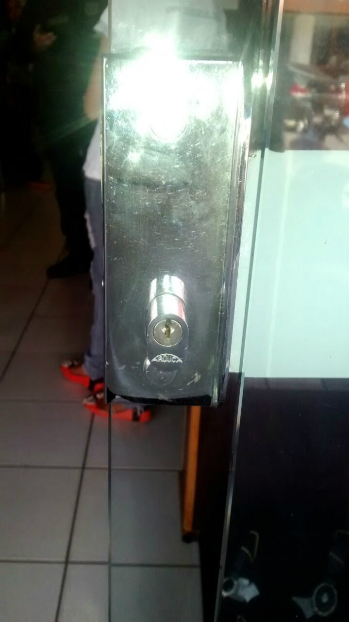 Porta arrombada (Foto Rádio Caçula)