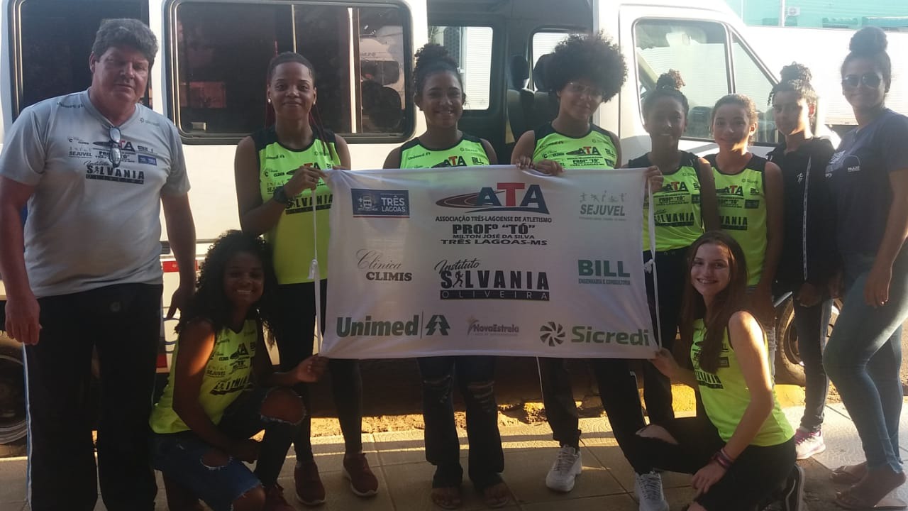 Equipe de atletismo, o técnico Prof. Reynaldo e a acompanhante do feminino Cida. Foto: Divulgação