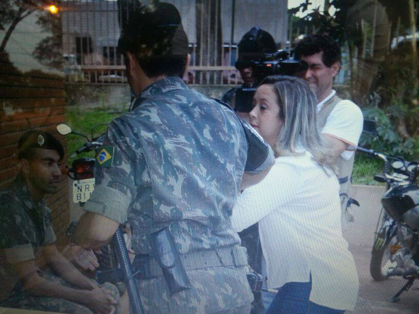 Foto: Divulgação / Sidney BroncaMomento em que a repórter Lia Nogueira é empurrada e impedida de entrevistar o militar