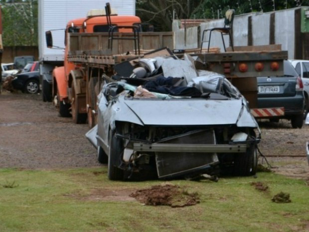 Com a violência do impacto o veículo ficou completamente destruído (Foto: Ponta Porã Informa)