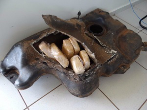 Tabletes de cocaína estavam em compartimento secreto no tanque de combustível de carro (Foto: Sidney Bronka/94 FM)