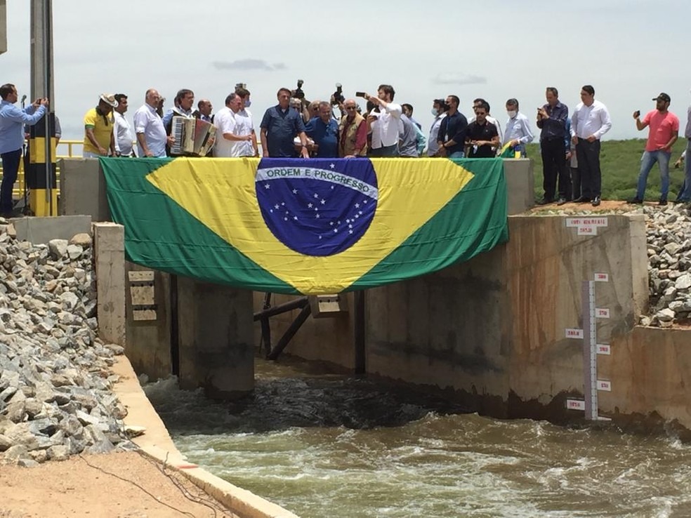 Bolsonaro durante visita a Sertânia nesta sexta-feira (19) — Foto: Abel Alves/TV Asa Branca