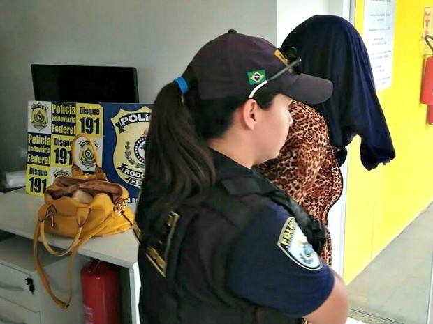 Mulher foi presa pela PRF nesta sexta (6) (Foto: Divulgação PRF / MS)