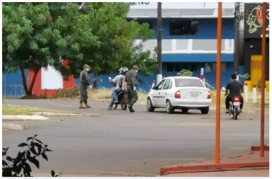 Militares paraguaios em uma das barreiras montadas entre Pedro Juan Caballero e Ponta Porã (Foto: Capitán Bado.com) 