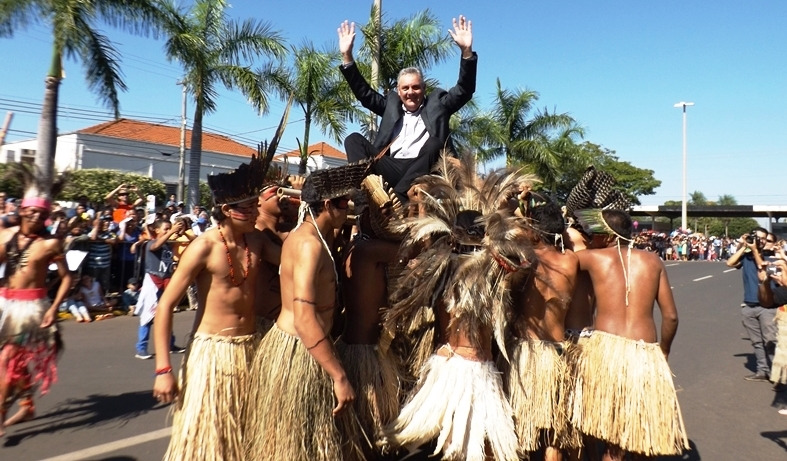 Prefeito é homenageado pela dança dos índios - Crédito Silvio Domingos 
