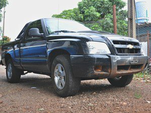 Carro foi recuperado após suspeito colidir em cerca.Foto: Rádio Caçula