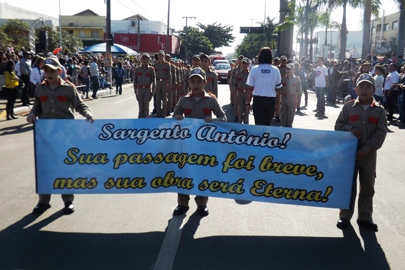 Homenagem ao bombeiro que faleceu após um acidente na BR-262 - Crédito: Silvio Domingos 