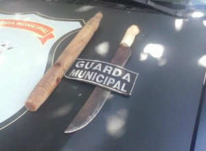 Pedaço de madeira e facão utilizado pelo autor para ameaçar a mãe e atacar a Guarda. (Foto: Divulgação)