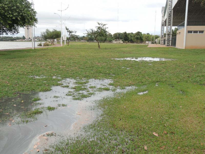 A Água fétida não é nada agradável para pessoas que caminham nas proximidades do local.Foto: Rádio Caçula