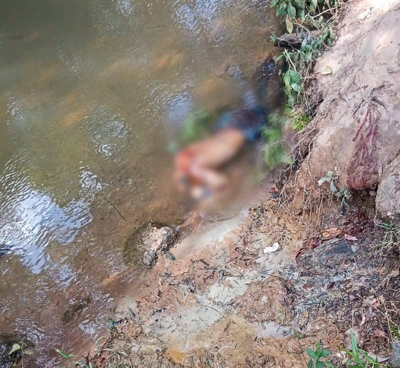 Ele foi identificado como Sérgio Gimenez de 27 anos e foi localizado depois que um rapaz que estava tomando banho de rio neste domingo (21) sentiu um mau cheiro e ao ver de onde vinha encontrou o corpo sem cabeça.
