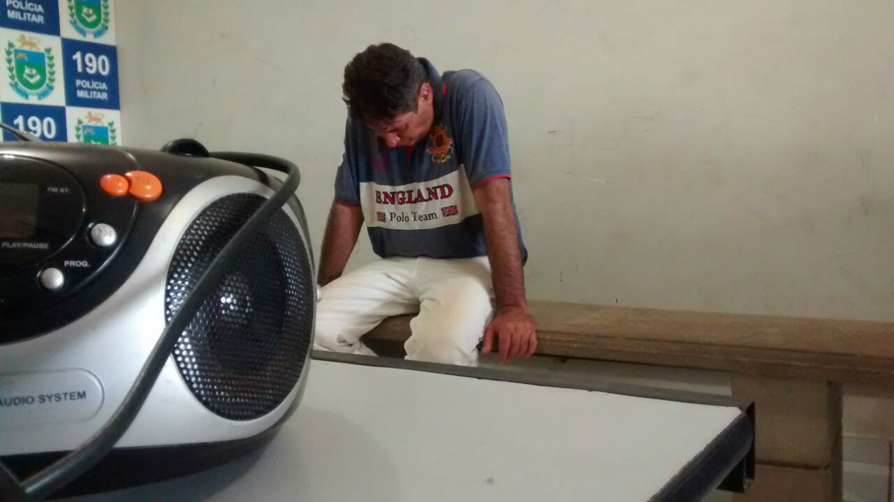 Dependente químico tenta furtar rádio de ex-mulher, mas é surpreendido por policiais. Foto: Rádio Caçula