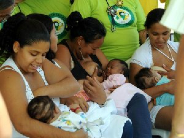 A Organização Mundial da Saúde recomenda que os bebês recebam leite materno até os dois anos ou mais, associado à alimentação complementar saudável