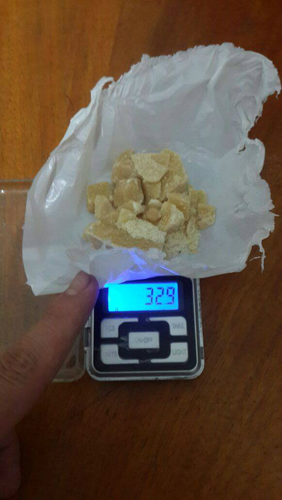 Porção de crack encontrada com o adolescente. Foto: Rádio Caçula